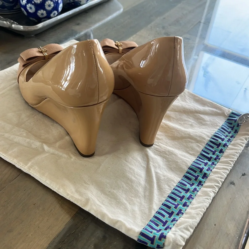 Tory Burch Trudy Beige Patent Wedge Heels - Picture 4 of 6